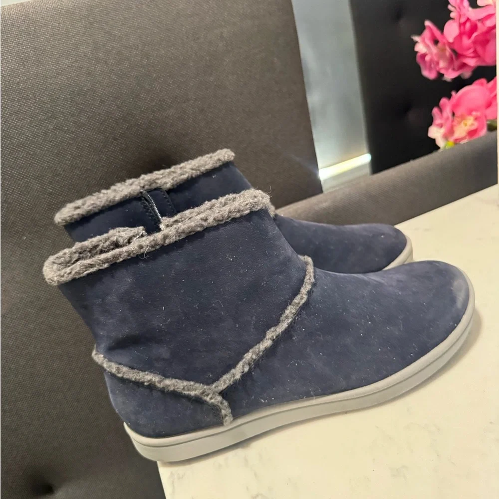 Cloudsteppers bu clarks Blue Ankle Boots with Faux Fur Trim